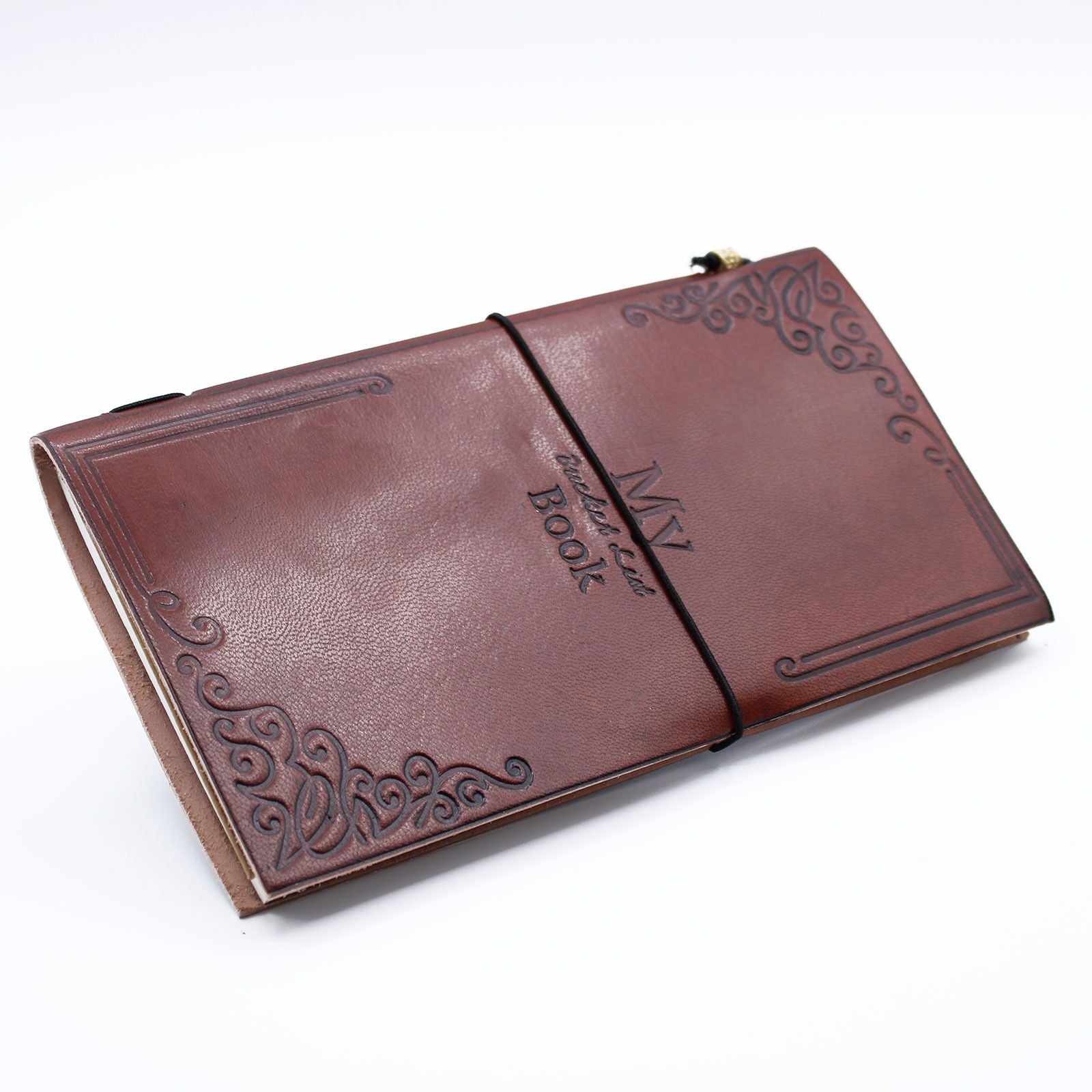 Cuaderno de cuero marrón con diseño elegante, grabado "My Book", cierre elástico y borde decorativo en relieve.