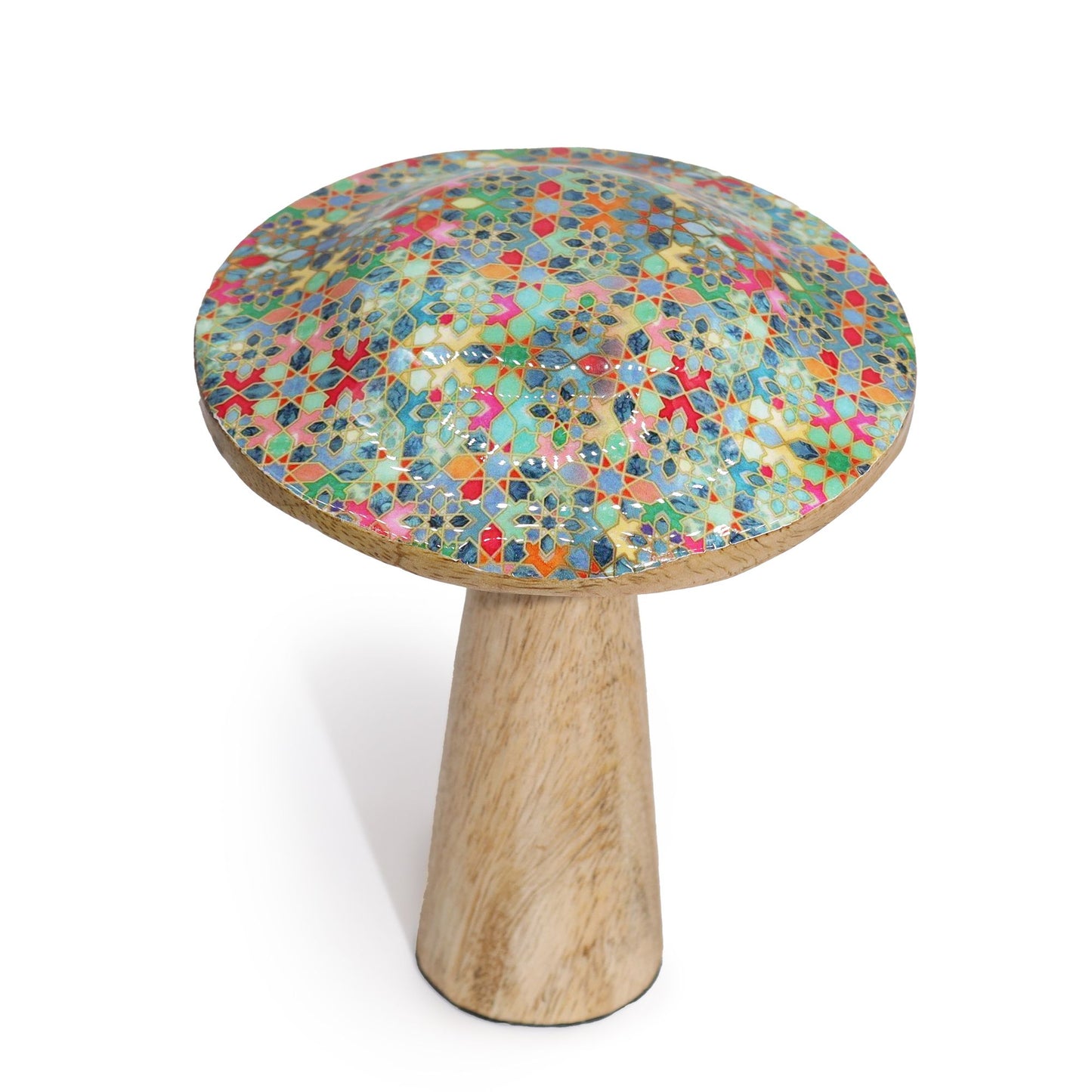 Mesa decorativa con tapa de mosaico colorido y base de madera clara, estilo moderno y artesanal.