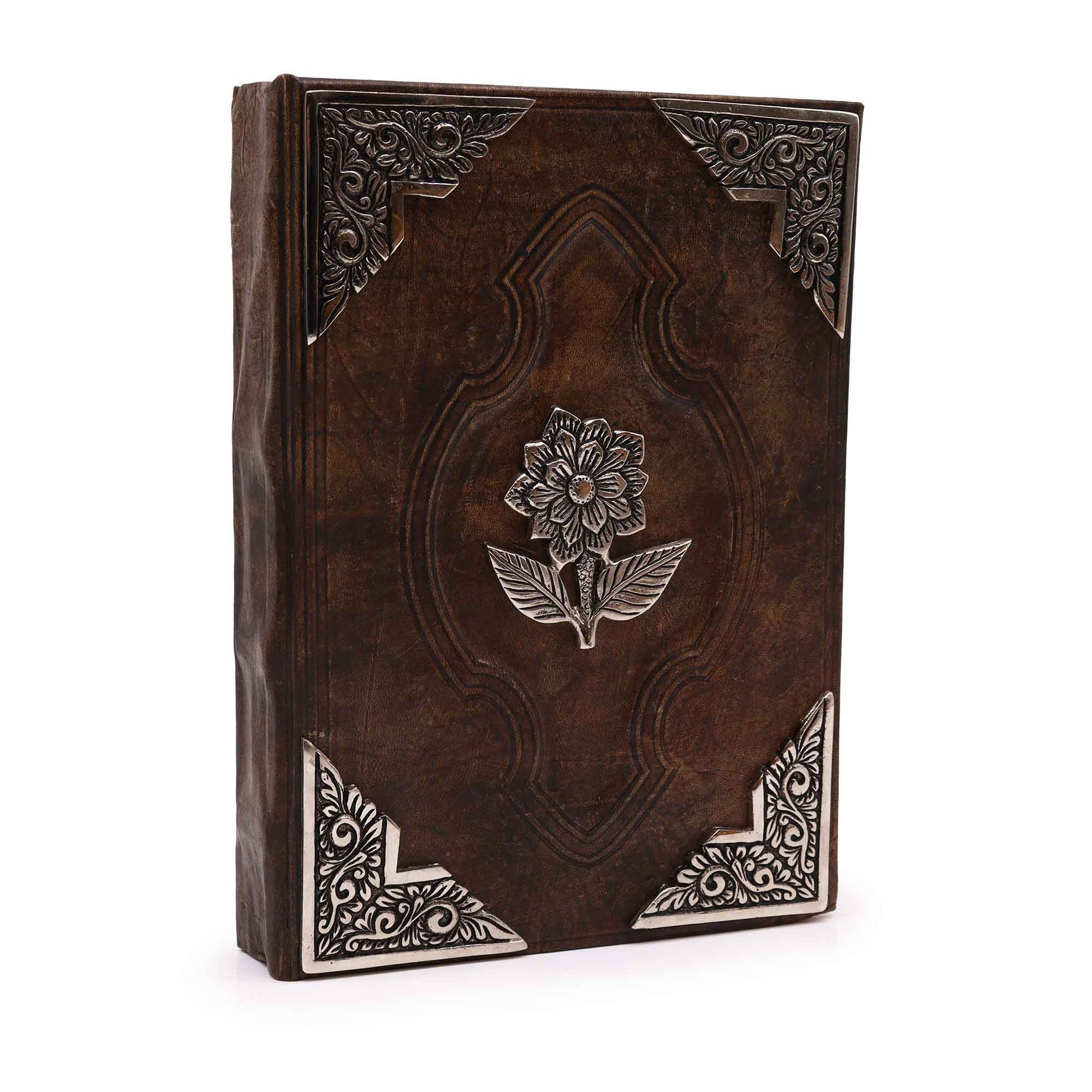 Álbum de fotos de cuero marrón con detalles en plata y diseño floral, vintage y elegante.