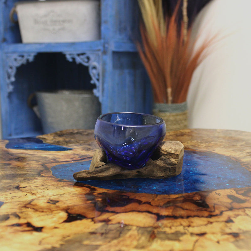 Mini Tazón Azul de Vidrio Fundido sobre Madera