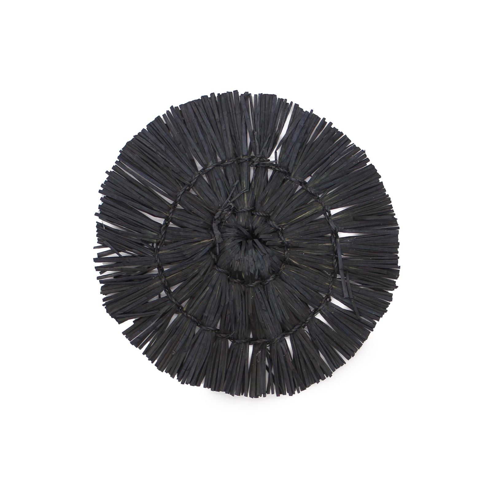 Centro de mesa redondo de paja negra, estilo bohemio, ideal para decoración moderna o artesanal.
