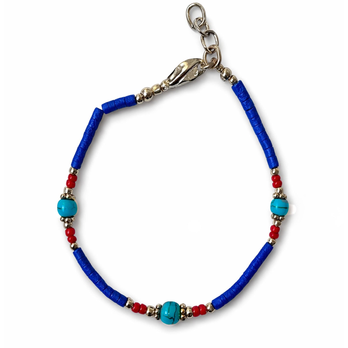 Pulsera artesanal de cuentas turquesas y rojas, con hilo azul y detalles en metal. Ideal para un estilo bohemio.