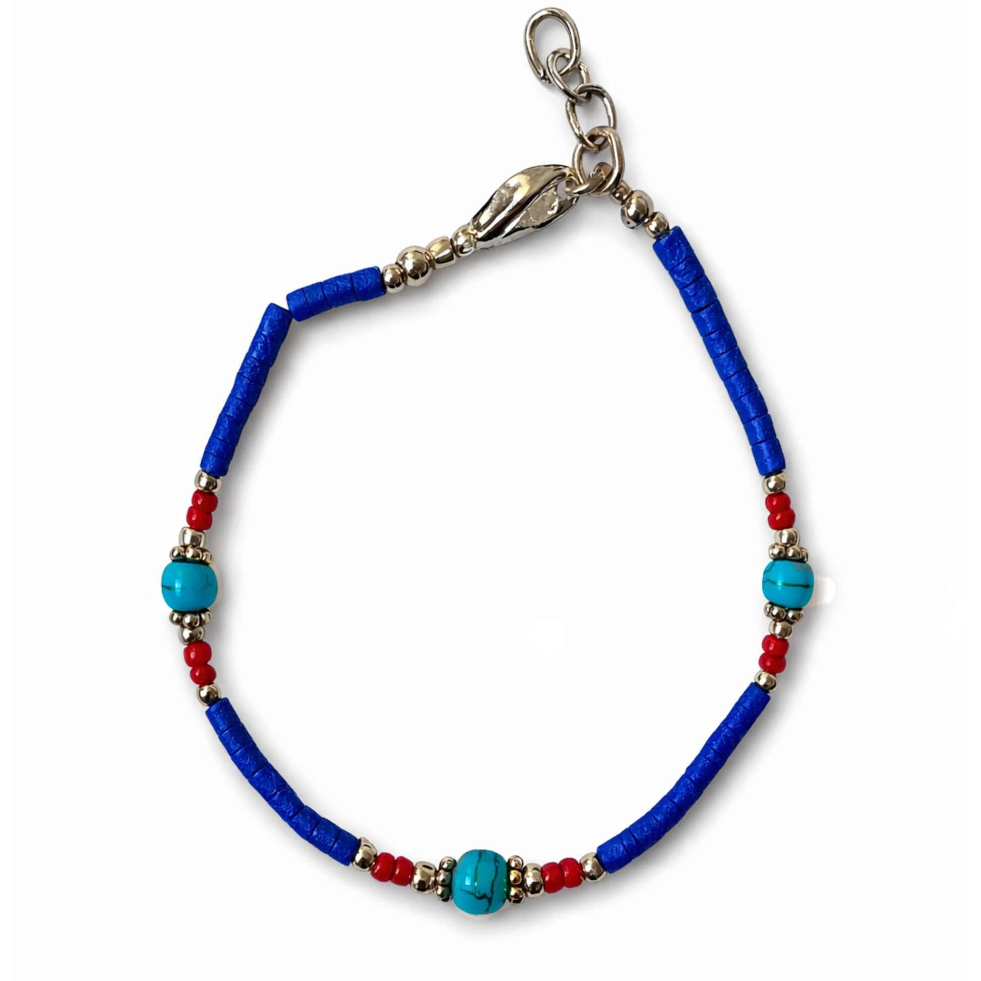 Pulsera artesanal de cuentas turquesas y rojas, con hilo azul y detalles en metal. Ideal para un estilo bohemio.