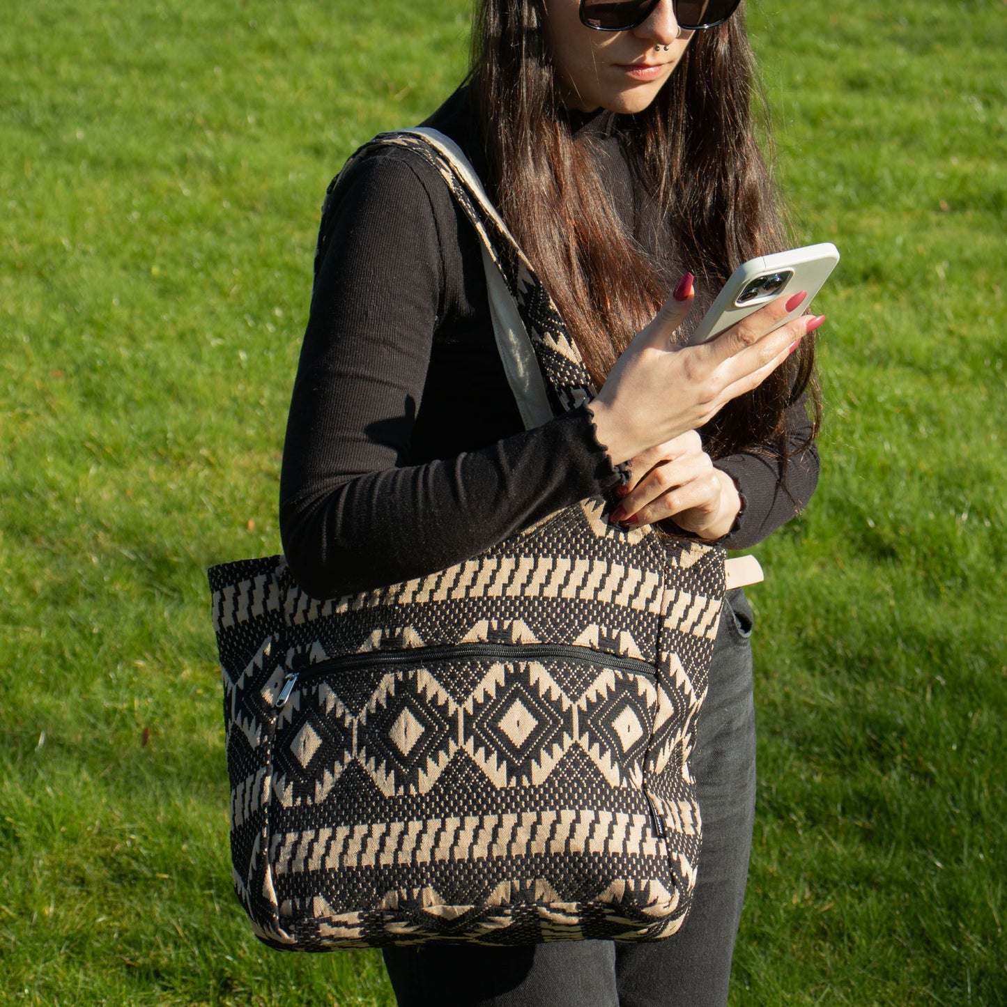 Bolso de mano negro y beige con diseño étnico, material de algodón, estilo casual y moderno, ideal para uso diario.