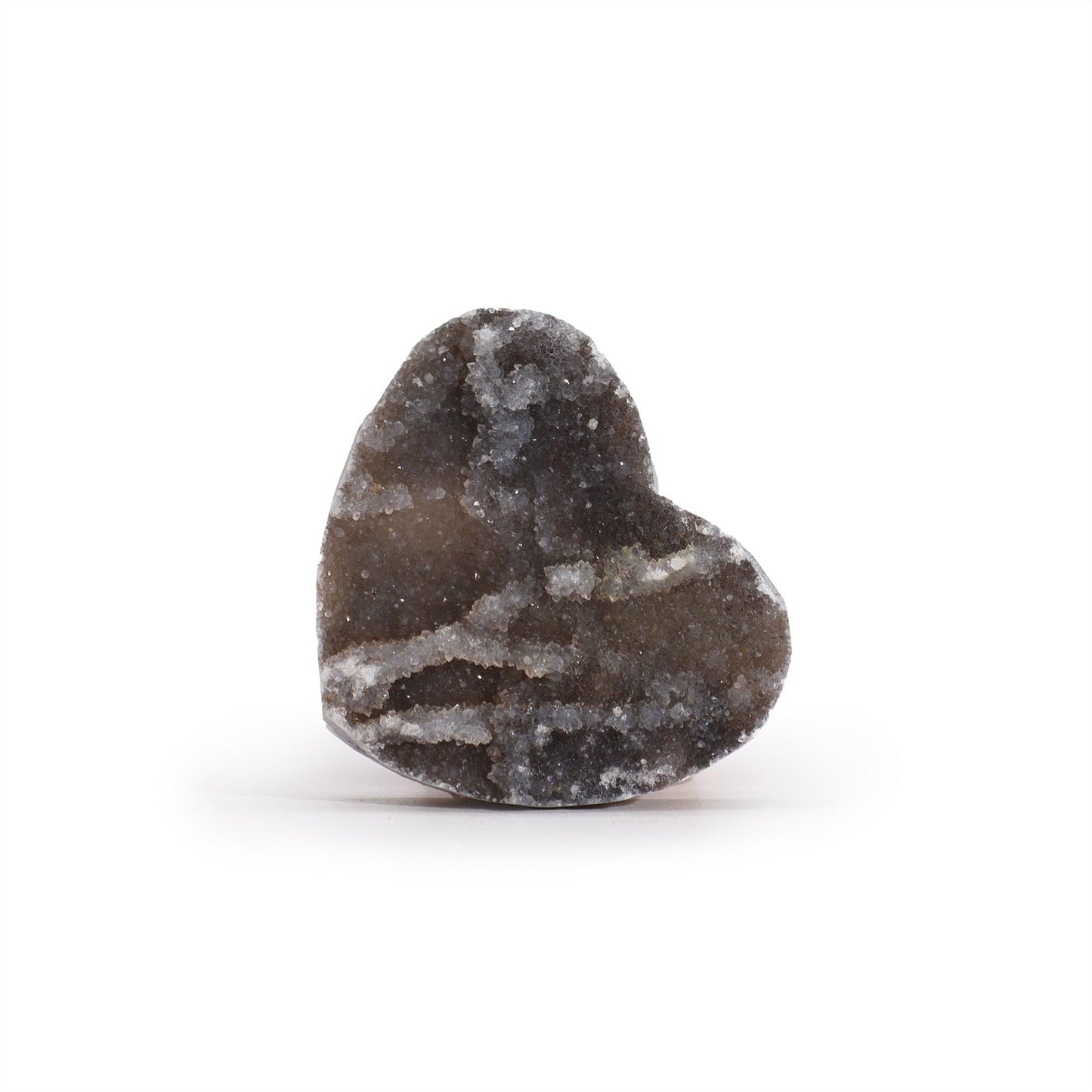 Corazón de sal de color gris oscuro con vetas blancas, decorativo y natural, ideal para regalo o коллекция.