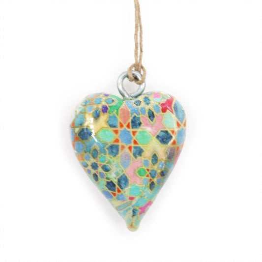 Corazón de cerámica colorido con diseño geométrico, colgado con cuerda, estilo artesanal.