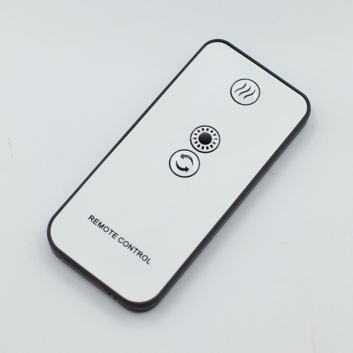 Mando a distancia blanco y negro, rectangular, con tres botones circulares para controlar funciones del difusor.