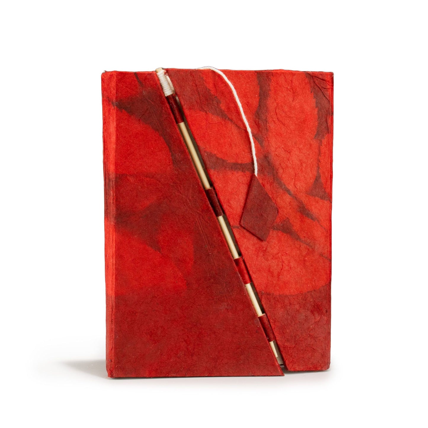 Cuaderno de papel reciclado en rojo con diseño de hojas, encuadernación artesanal y cinta de cierre.