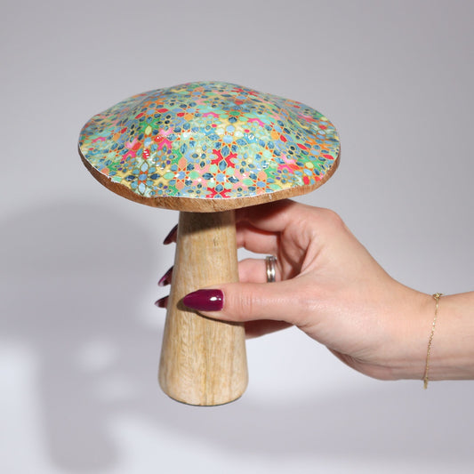 Hongo decorativo de madera con tapa de colores pastel, diseño floral y base de madera clara. Ideal para decoración.