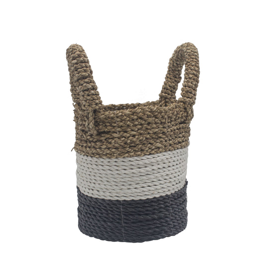 Cesta cilíndrica de algas trenzadas con asas. Diseño de franjas horizontales en tonos natural, blanco y gris oscuro.
