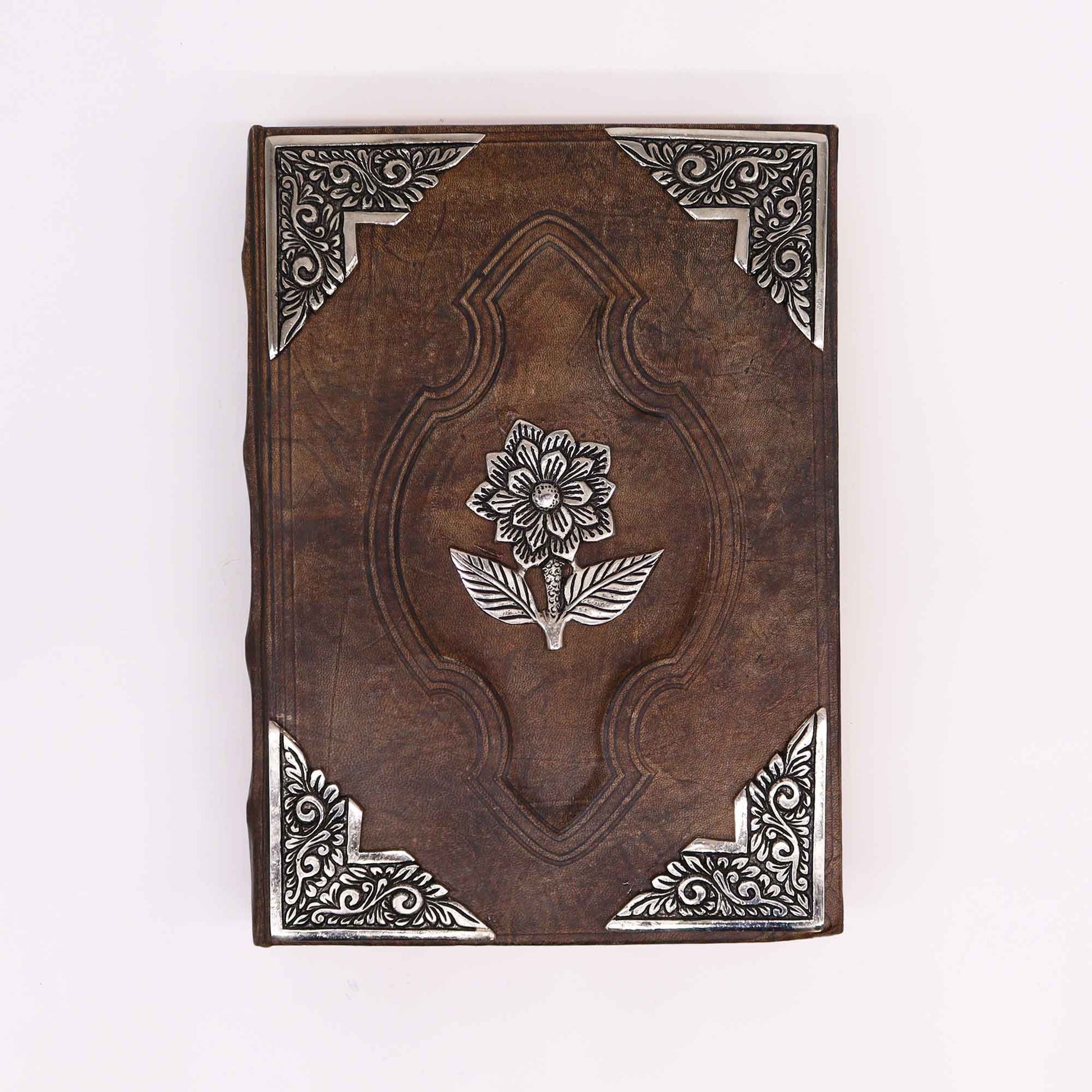 Cuaderno de cuero marrón con detalles plateados y diseño floral en la portada. Ideal para journaling y regalos.