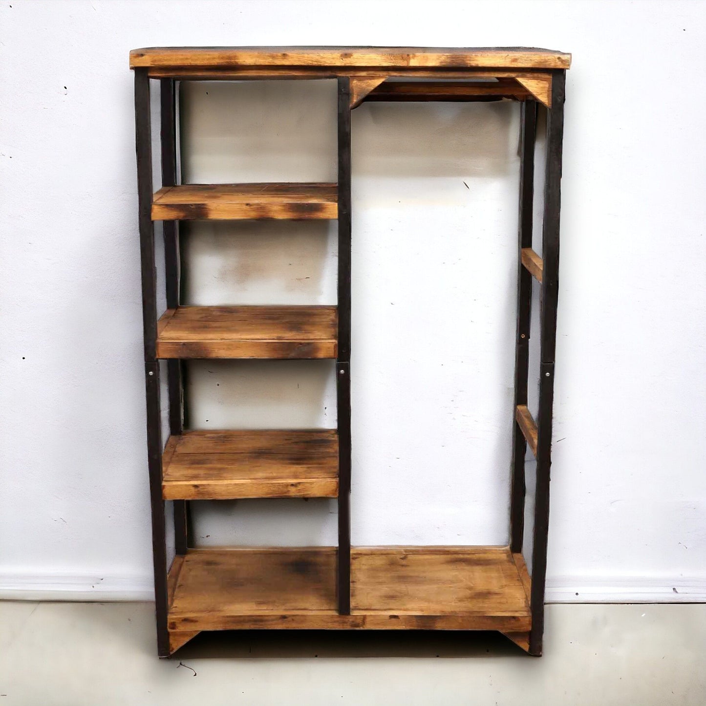 Perchero y estantes cuadrados para ropa.