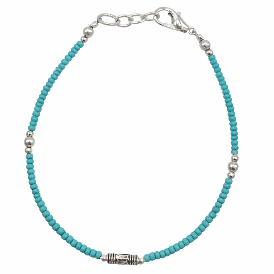 Pulsera de cuentas turquesa y plata de estilo bohemio, perfecta para un look fresco y veraniego.