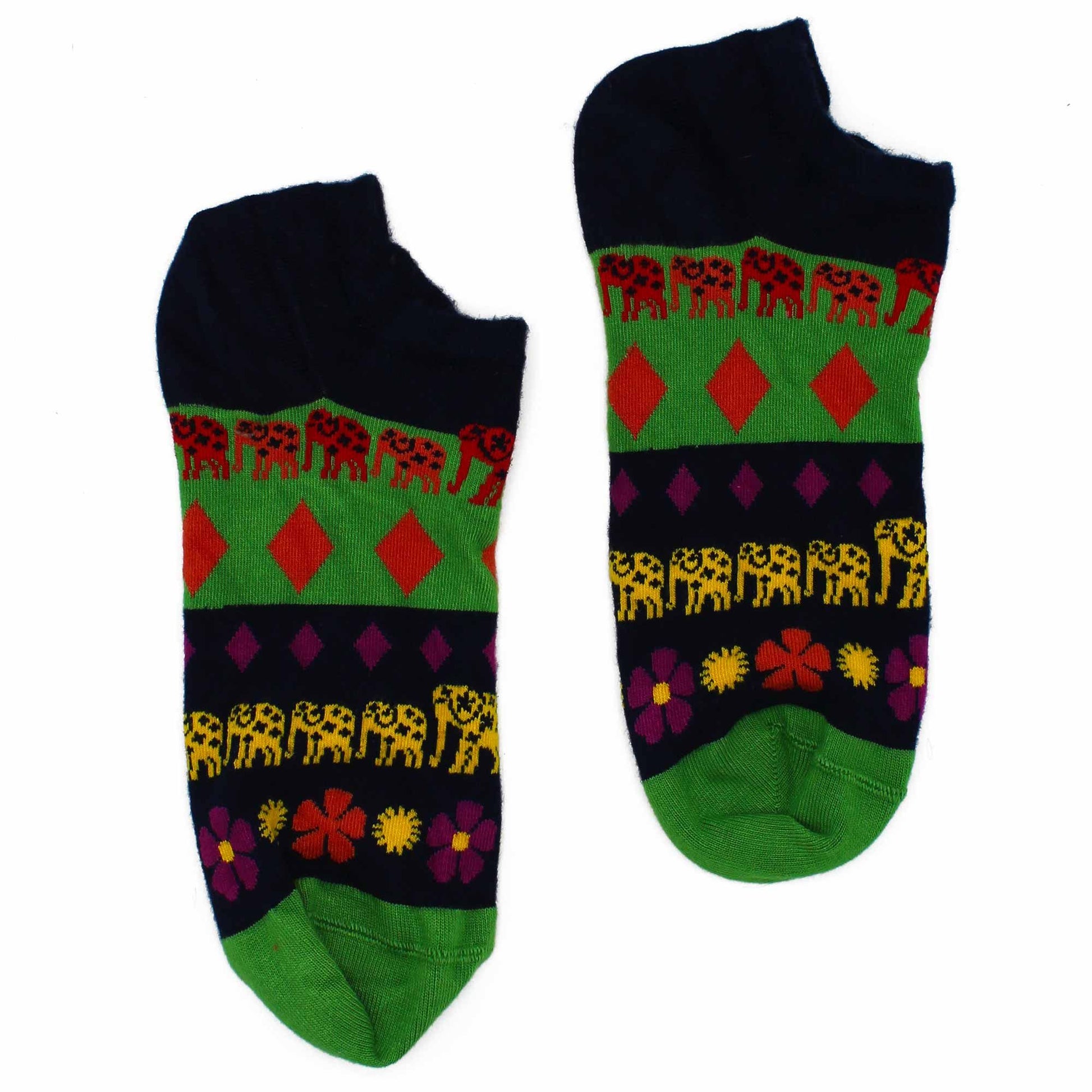 Calcetines cortos de algodón verde, con diseño de elefantes rojos y amarillos sobre fondo negro y detalles florales.