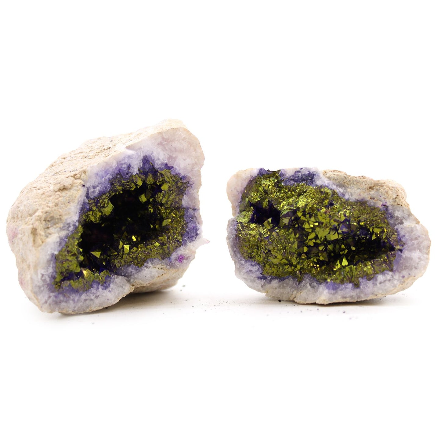 Geoda de amatista verde y morada con cristales brillantes, ideal para decoración y colección.