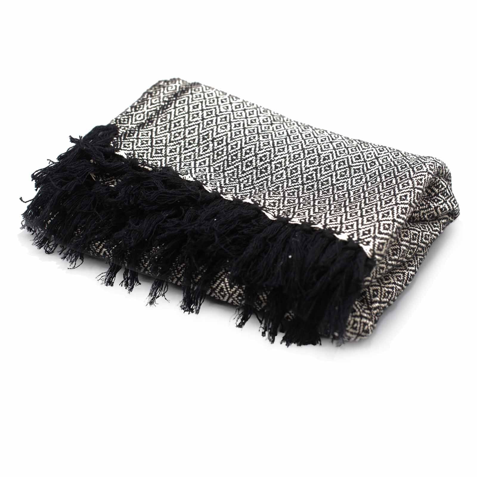 Manta de algodón gris con patrón geométrico y flecos negros, estilo moderno y acogedor.