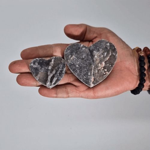 Corazones de piedra natural gris con vetas, tamaño pequeño y mediano, ideales para decoración o regalos.
