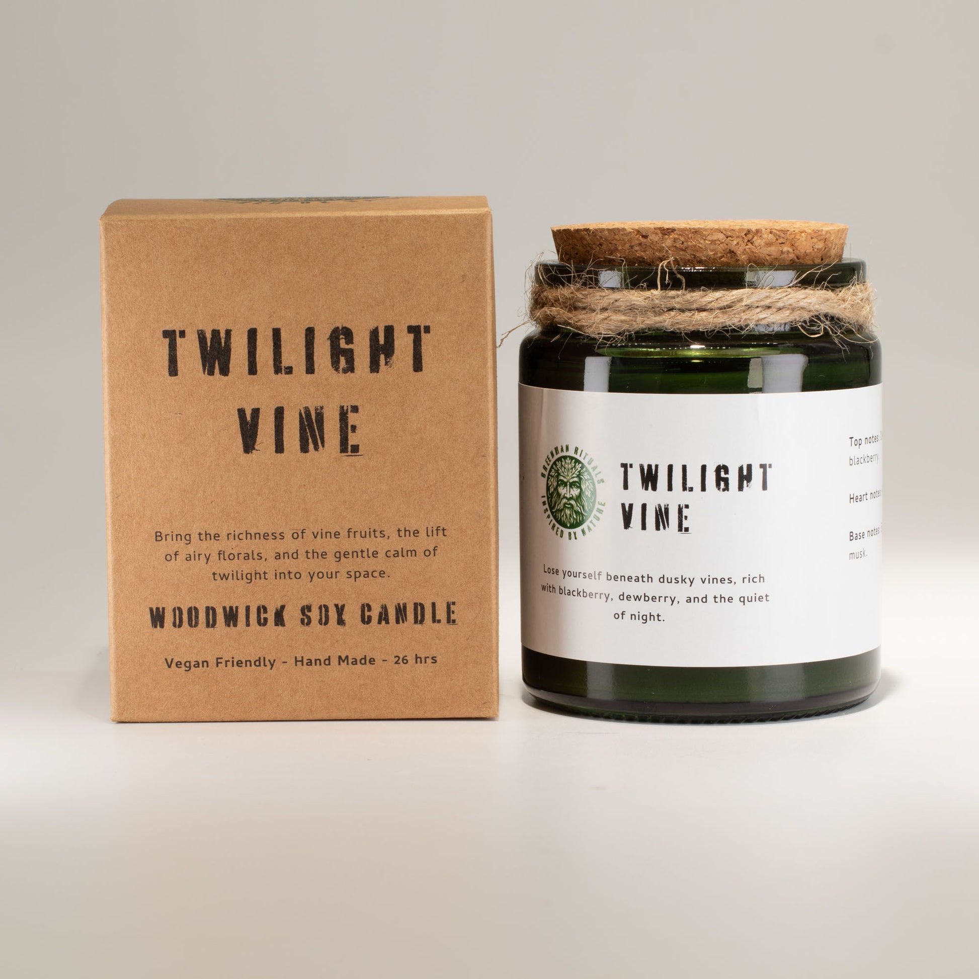 Vela artesanal "Twilight Vine" verde, vegana, en frasco de vidrio, aroma de frutos y flores, con caja kraft.