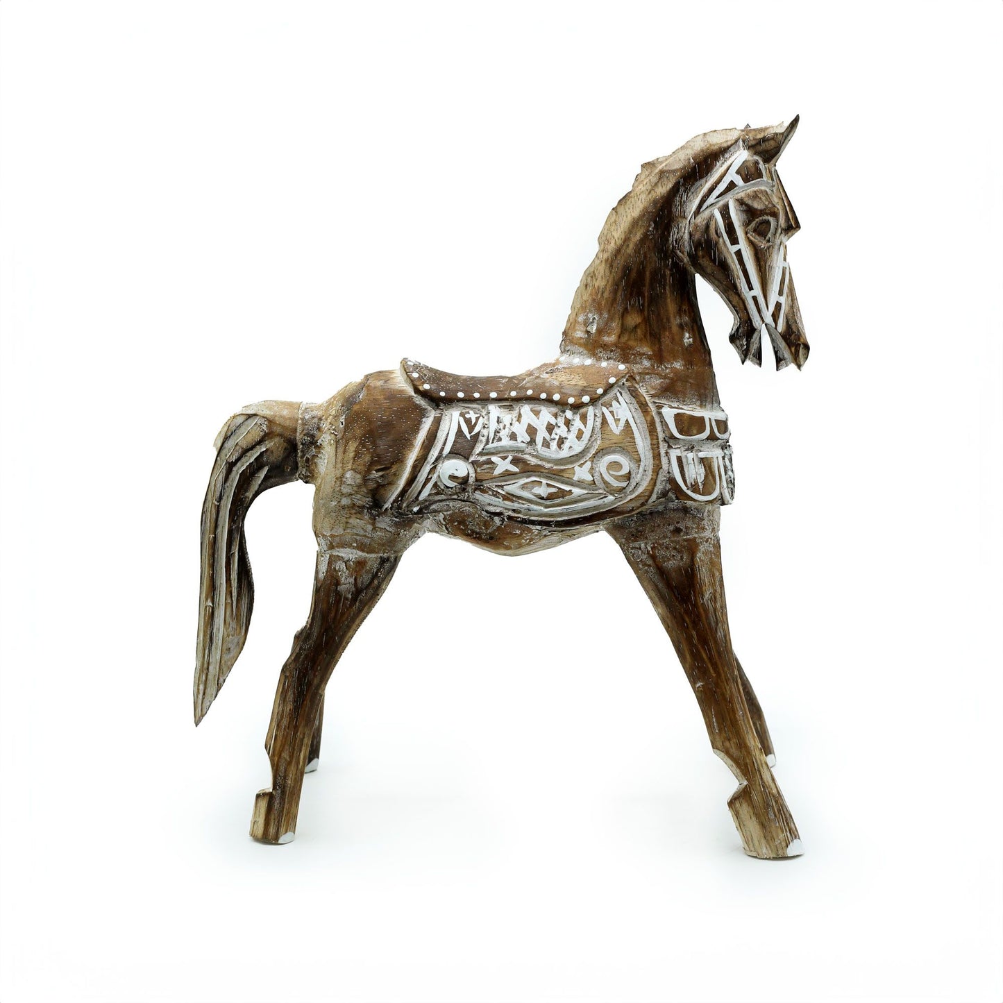 Caballo de madera tallado, color marrón con detalles blancos, estilo rústico y decorativo, ideal para decoración.