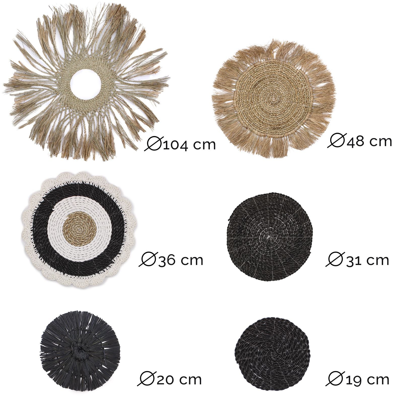 Juego de manteles decorativos en tonos beige, negro y blanco, de materiales naturales, diferentes tamaños y estilos.