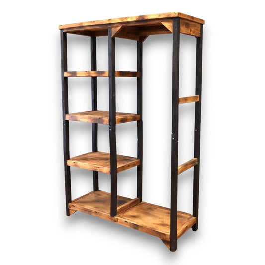 Perchero y estantes cuadrados para ropa.