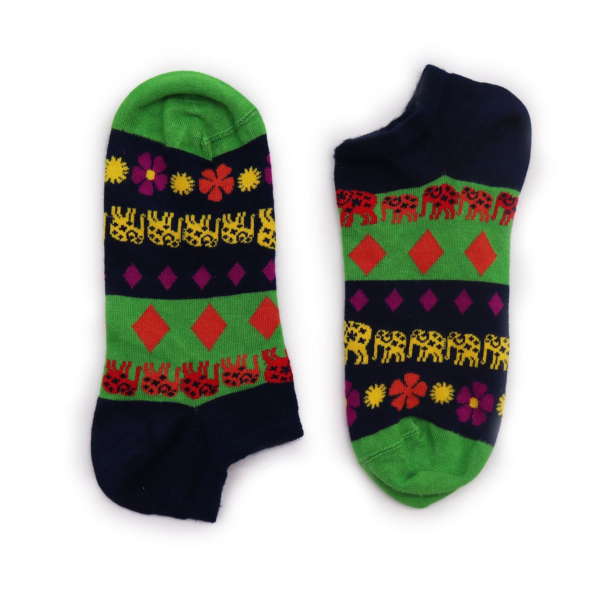 Calcetines cortos color verde con diseño de animales y flores, parte superior azul marino. Ideal para un look divertido.