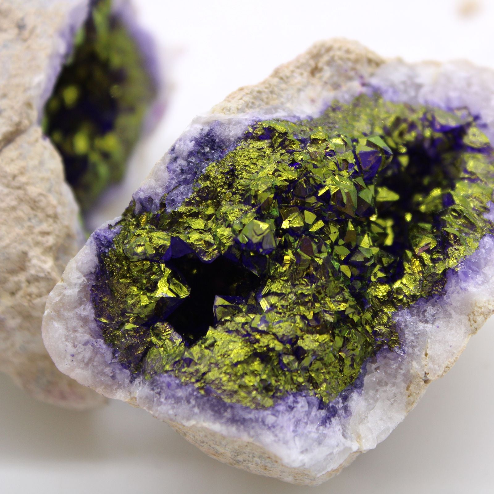 Cristal de amatista verde y morado, con brillos metálicos, ideal para decoración y joyería.