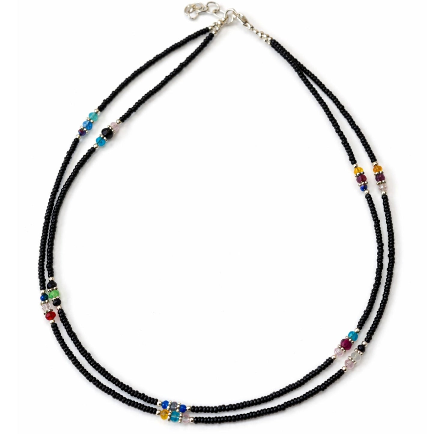 Collar de cuentas negras con detalles de colores brillantes en vidrio y cierre de plata, estilo bohemio.