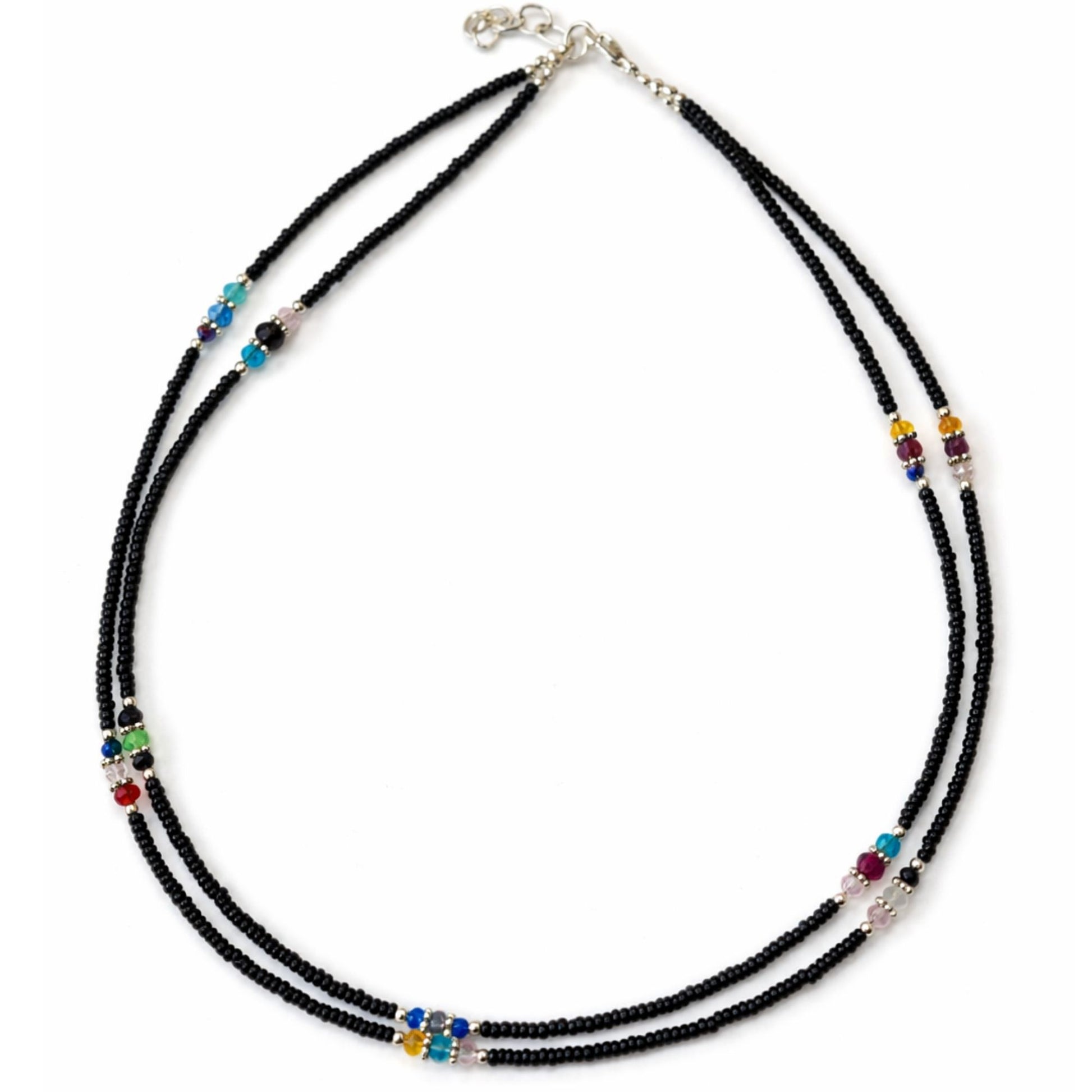 Collar de cuentas negras con detalles de colores brillantes en vidrio y cierre de plata, estilo bohemio.