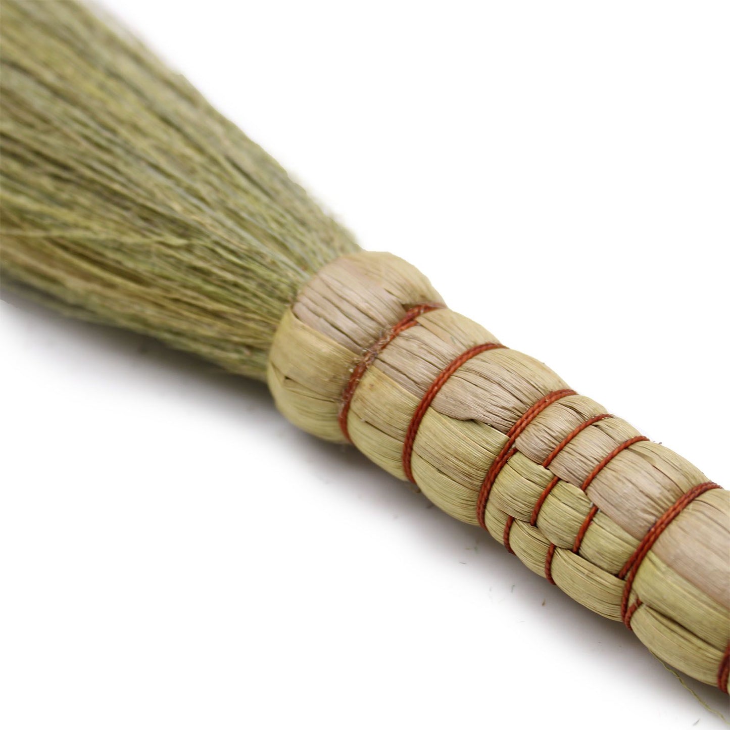 Escobilla de palma verde, con mango de cuerda natural y detalles rojos, ideal para limpieza ecológica.