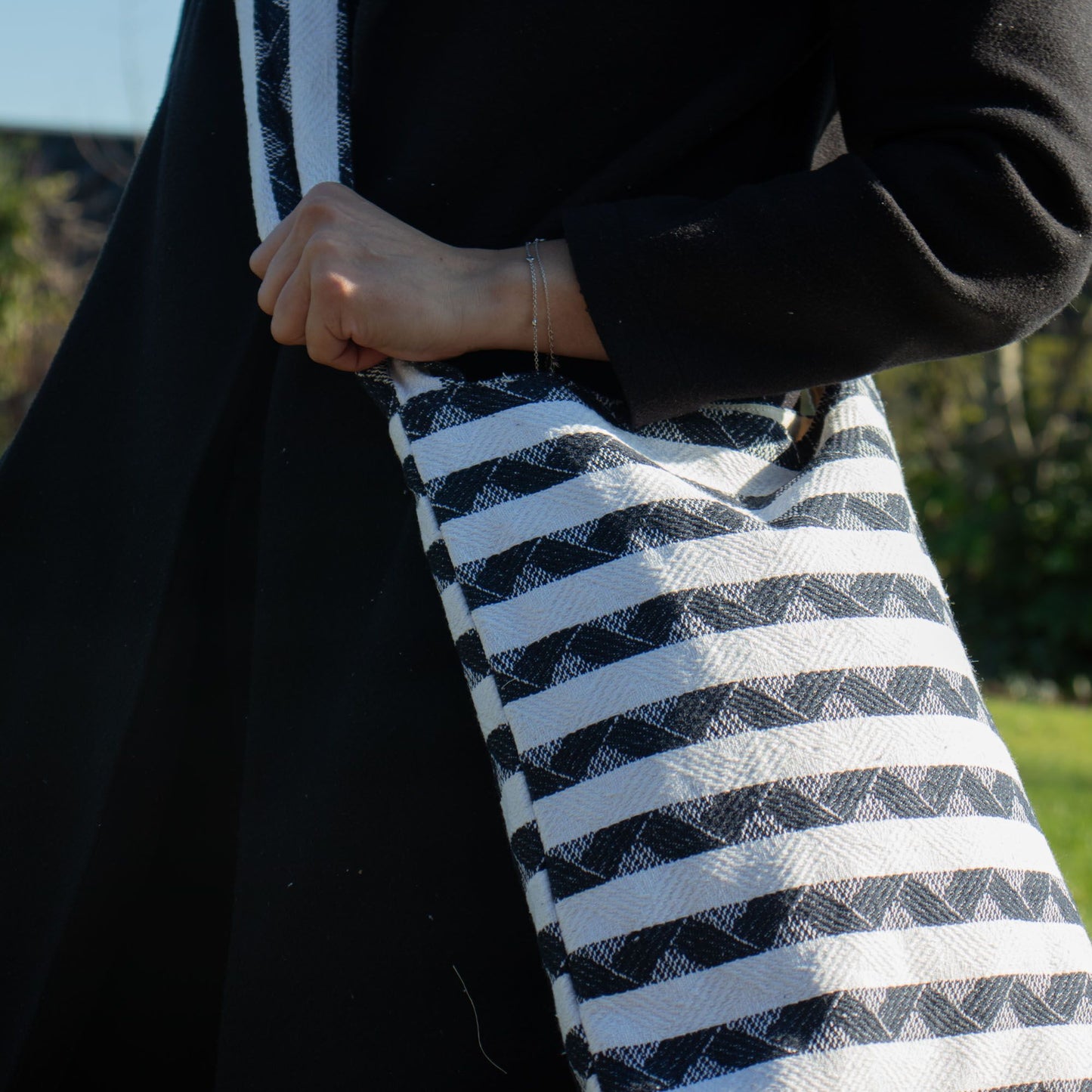Bolso cruzado de rayas blancas y negras, tejido de algodón, estilo moderno y elegante.