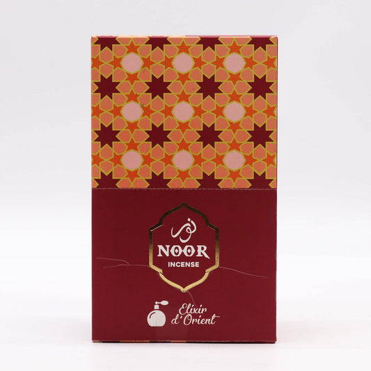 Incienso Noor en caja roja y dorada con diseño geométrico, 100% natural, aroma oriental.