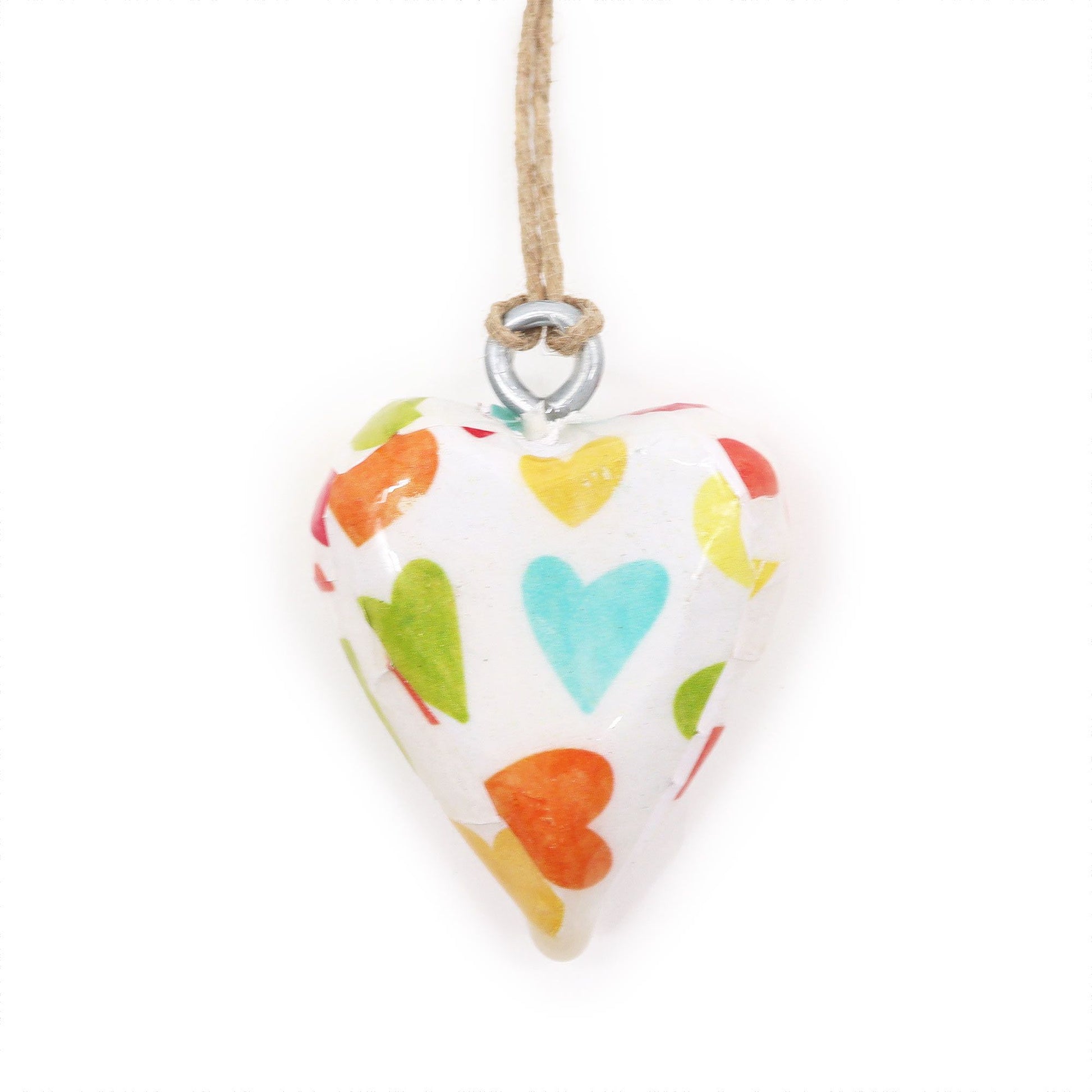 Corazón decorativo blanco con colores vibrantes, hecho de cerámica, con cuerda de yute. Ideal para decoración.