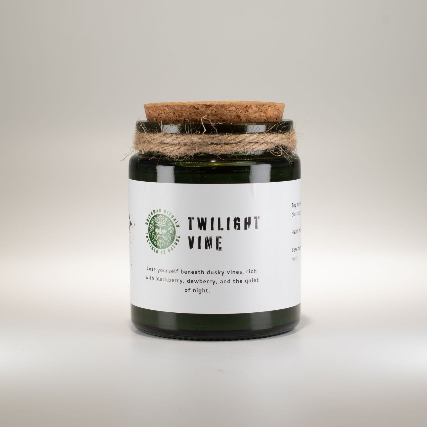 Vela de soja "Twilight Vine" en frasco verde, tapa de corcho, aroma a mora y durazno. Ideal para relajación.