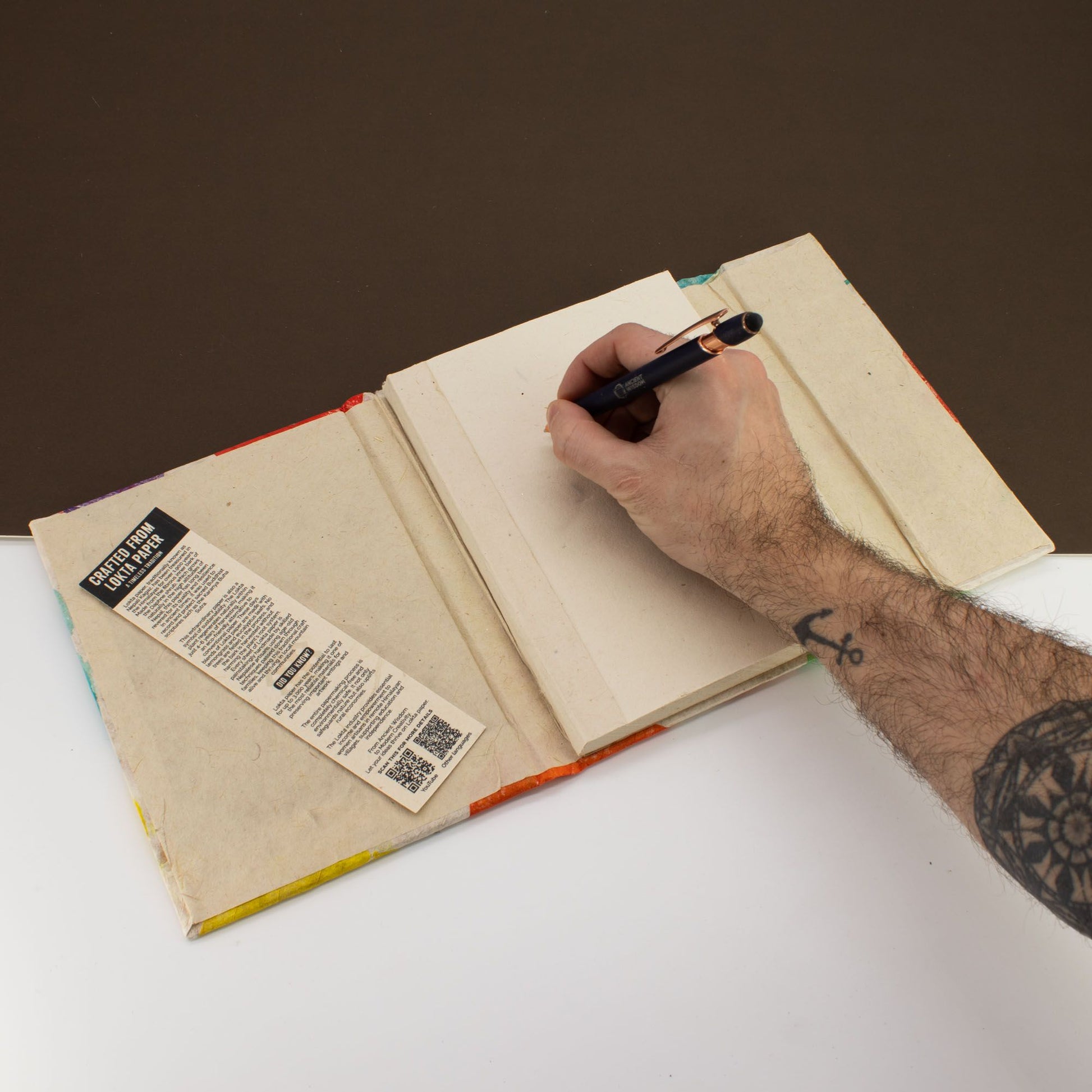Cuaderno rústico reciclado, cubiertos en colores vibrantes, páginas en blanco, ideal para dibujar o escribir.