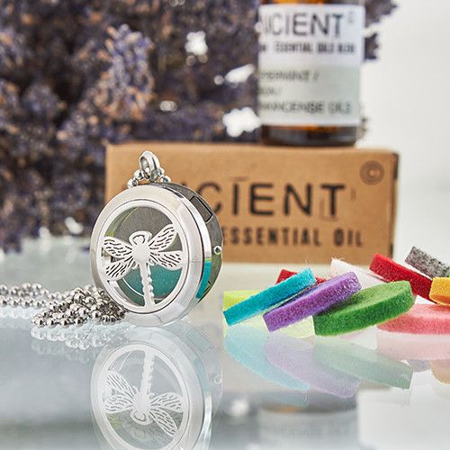 Colgante plateado con libélula, contiene aceites esenciales y cuentas de colores brillantes. Ideal para aromaterapia.