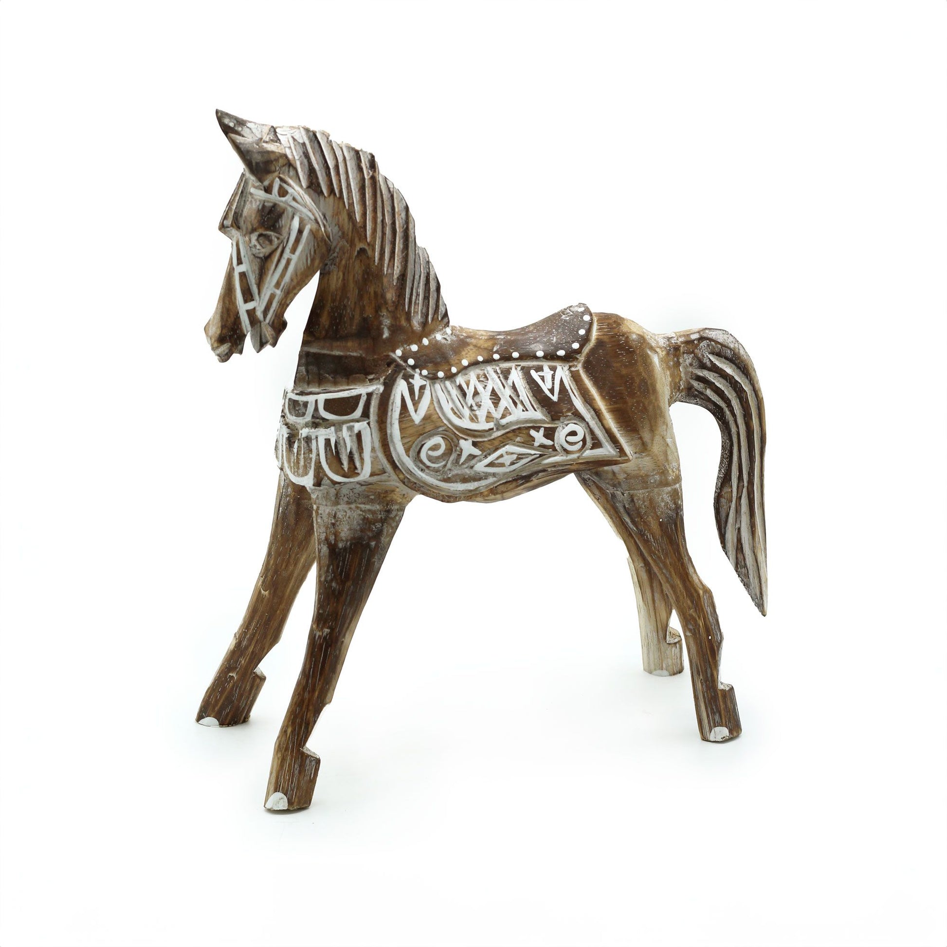 Caballo de madera tallada en color marrón con detalles en blanco, estilo artístico y decorativo.