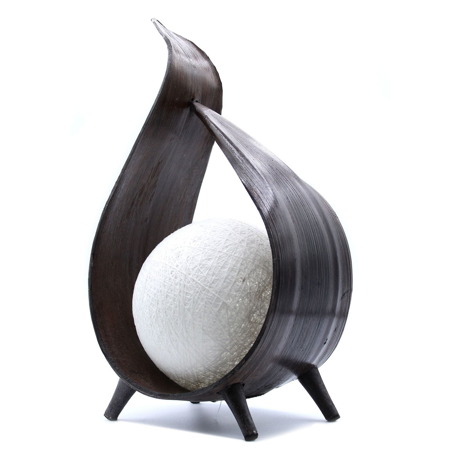 Escultura decorativa de madera negra con forma de gota y esfera blanca en su interior. Ideal para cualquier estilo moderno.