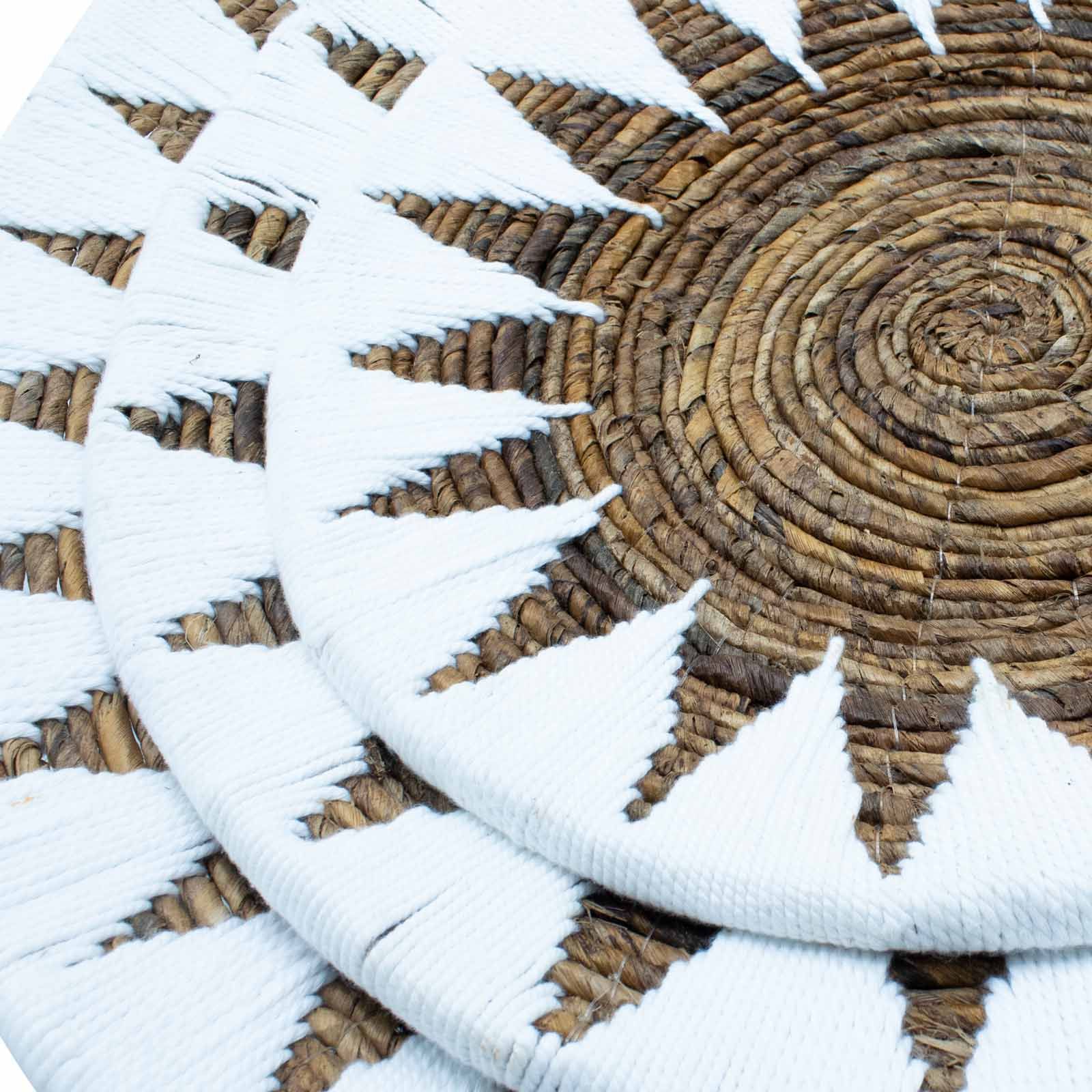 Juego de 3 posavasos redondos de mimbre natural con diseño blanco en forma de sol.