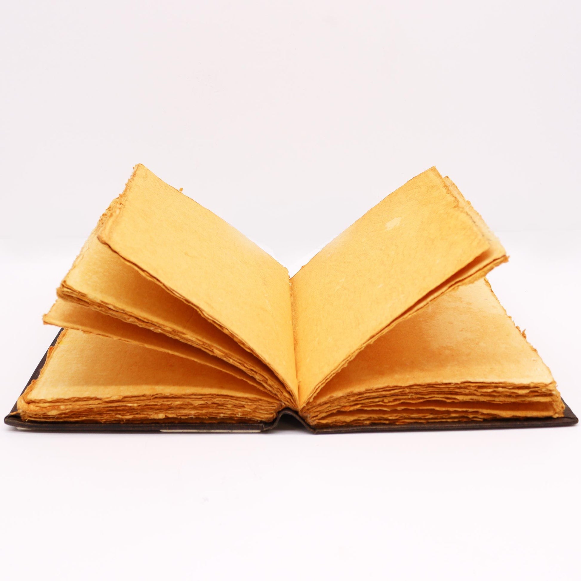 Cuaderno de papel reciclado color amarillo, encuadernación rústica, estilo vintage, hojas en blanco.