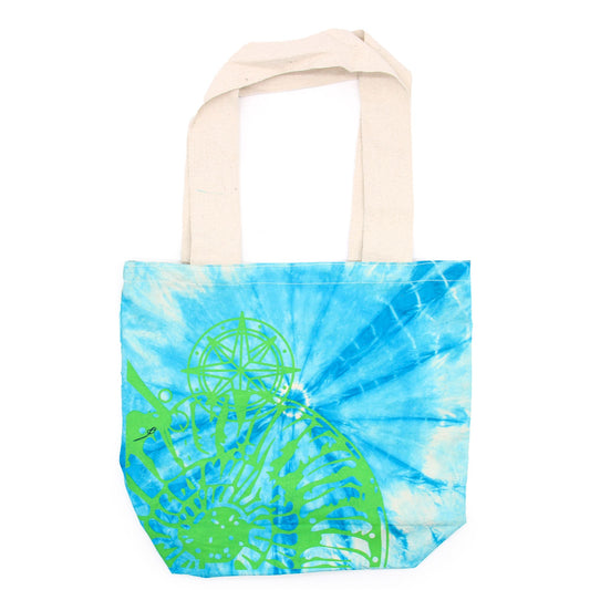 Bolsa de algodón tie-dye azul y blanco con estampado de concha marina verde y asas largas de color crema.