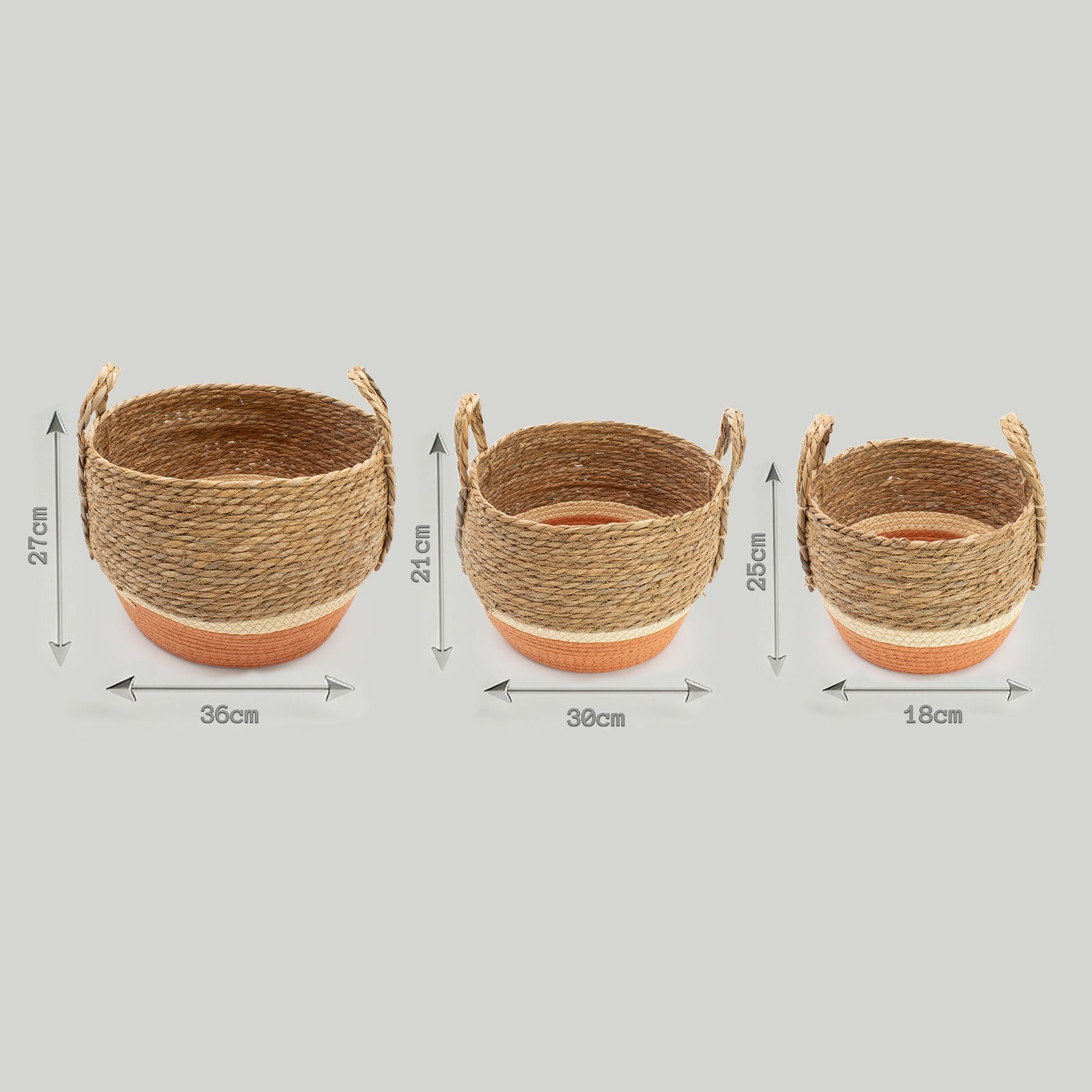 Set de 3 cestas de pasto marino trenzado, base naranja, con asas laterales y medidas indicadas en fondo gris.