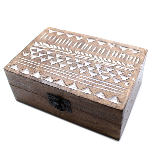 Caja rectangular de madera oscura con cierre metálico y tallado blanco de diseño geométrico estilo azteca en la tapa.