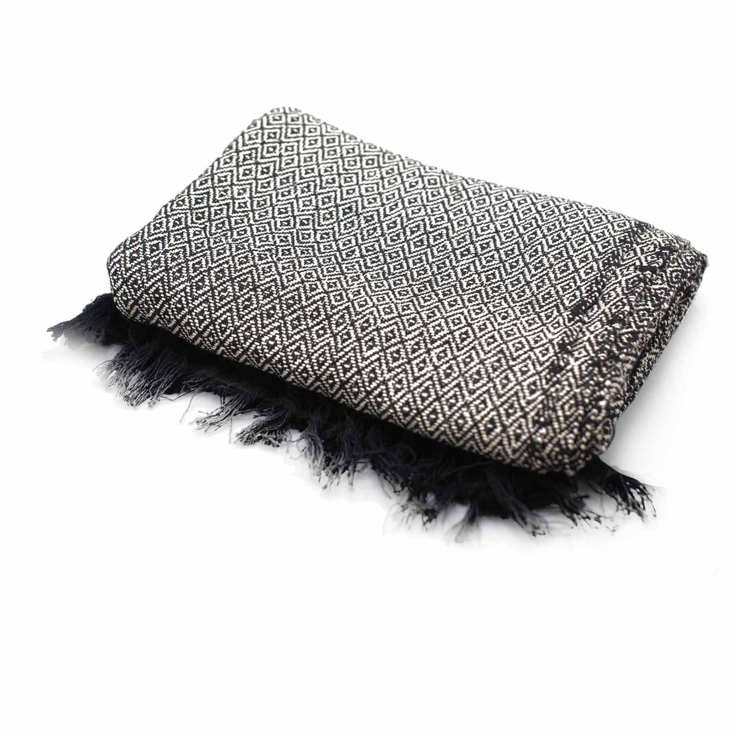Pañuelo de algodón gris con patrón geométrico y flecos negros, ideal para un estilo moderno y elegante.
