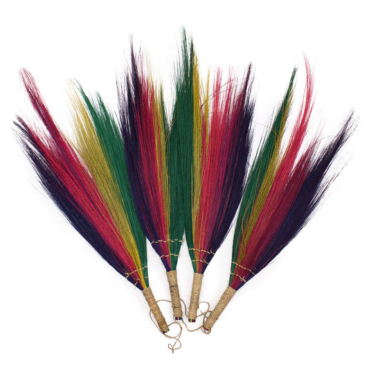Ramas decorativas de fibras naturales multicolor: verde, morado, rojo y amarillo, con trenzados de yute.