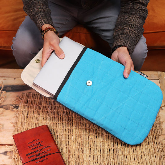 Funda para laptop azul claro de algodón, acolchada, estilo moderno y elegante, con botón de presión.
