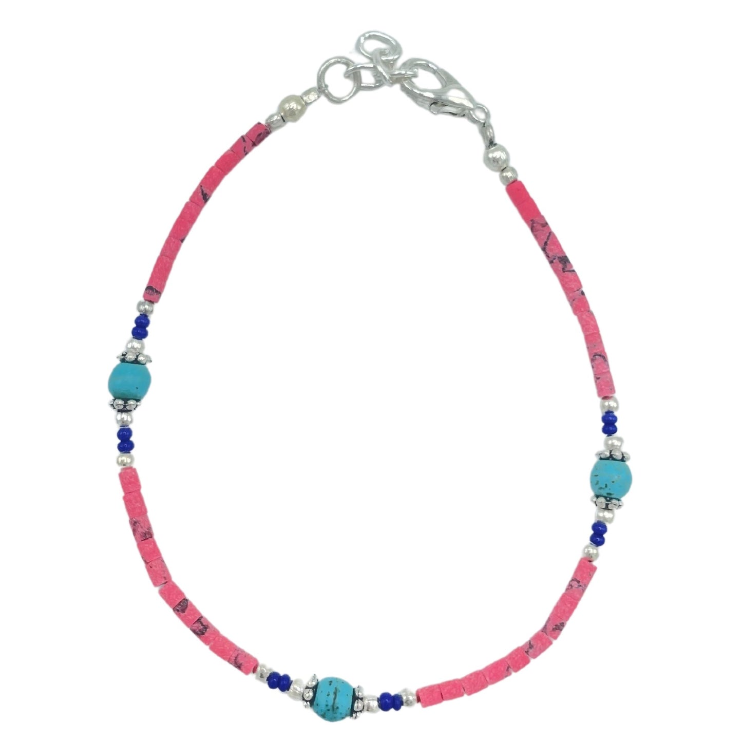Collar de cuentas en tonos rosa y azul, con detalles de plata y piedras de turquesa, estilo bohemio y artesanal.