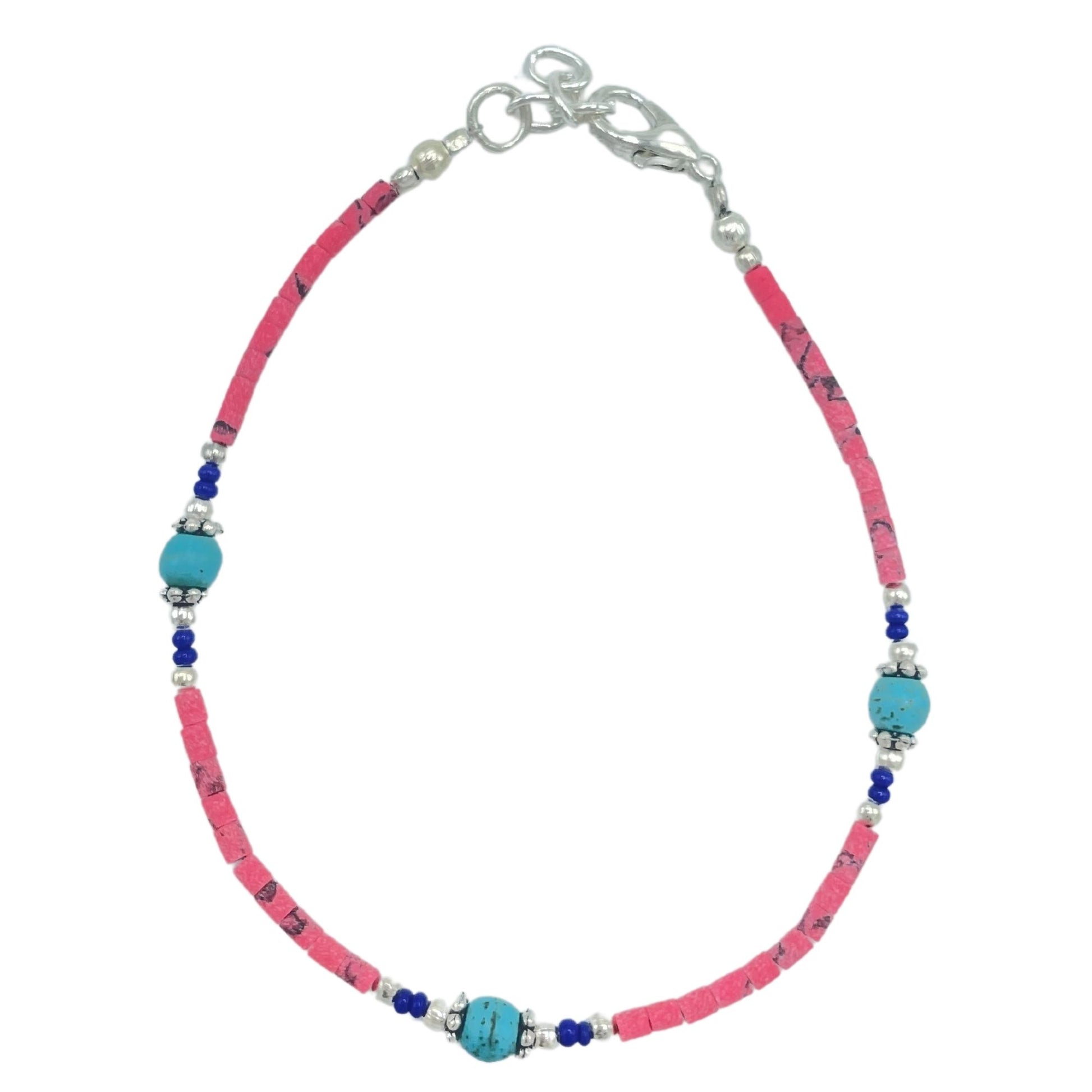 Collar de cuentas en tonos rosa y azul, con detalles de plata y piedras de turquesa, estilo bohemio y artesanal.