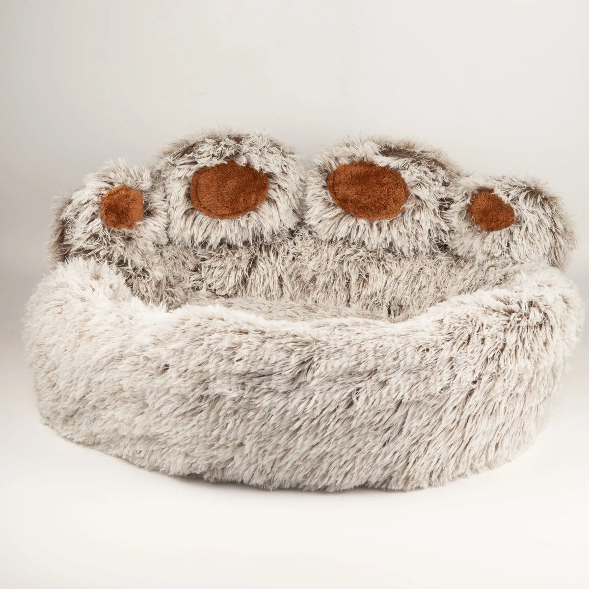 Vista frontal de la cama para mascotas con forma de huella y cuatro dedos elevados