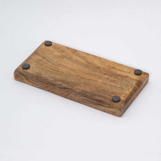 Base de madera natural rectangular con vetas visibles y cuatro topes negros antideslizantes en las esquinas inferiores